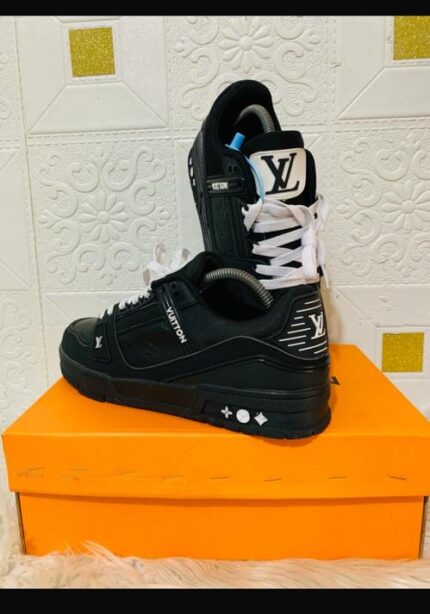 LOUIS VUITTON SNEAKERS [S10]