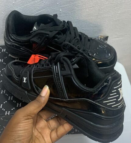 LOUIS VUITTON SNEAKERS [S10]