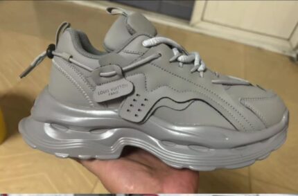 LOUIS VUITTON SNEAKERS [S1]